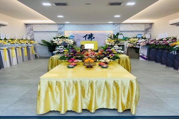 Loyal-Funeral-Buddhist-Funeral-with-flower